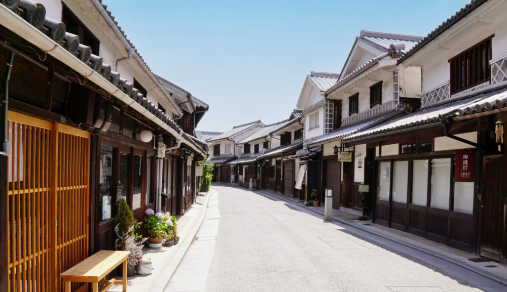 漆喰壁の建物が並ぶ美観地区の写真です