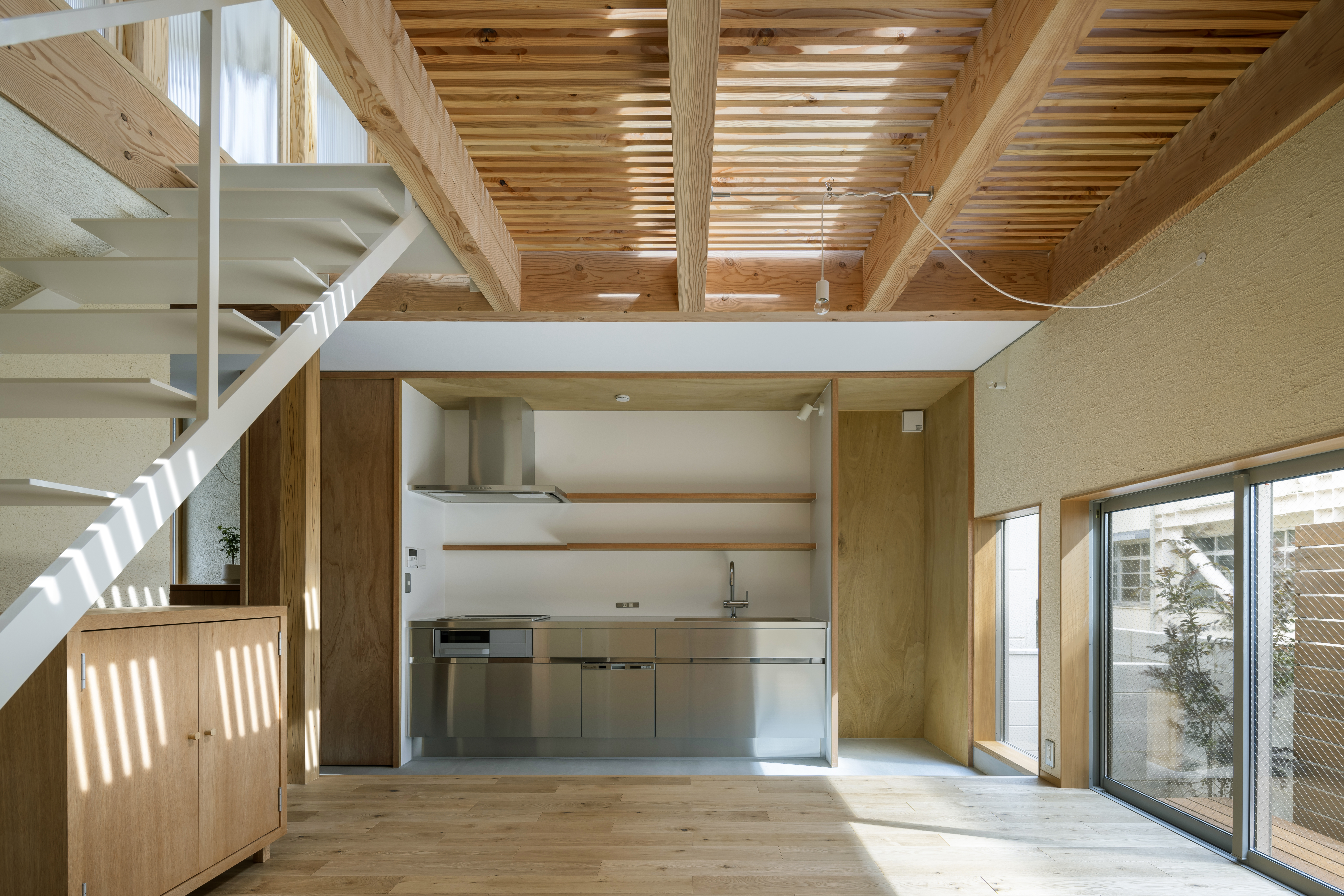 「漆喰の壁」「無垢の床」をいつまでも美しく。自然素材の家のお手入れ・メンテナンスガイド